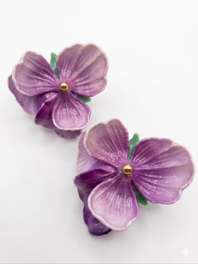 Crown Trifari purple pansy flower clip-on earrings